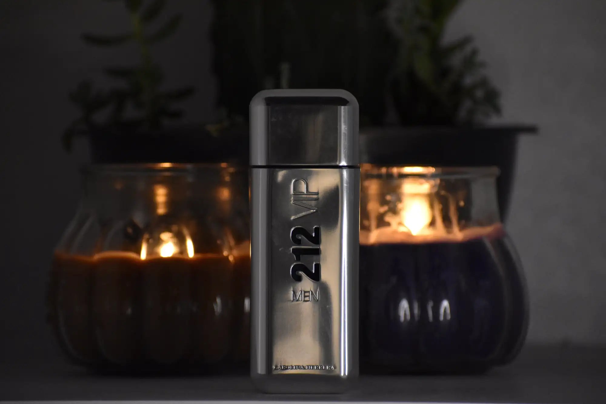 Botella rectangular metálica plateada del perfume Carolina Herrera 212 VIP para hombres.