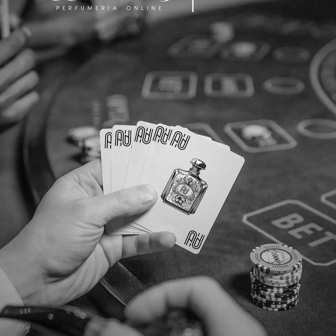 Una mano sosteniendo un abanico de cartas de jugar, cada una con una ilustración de un frasco de perfume ornamentado en blanco y negro.